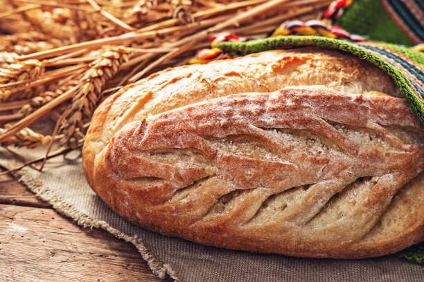 新鲜烤箱烤自制酸面包民俗袋。保加利亚传统和农田和农民的象征。图片下载