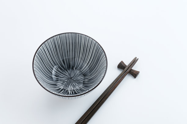 一对木制筷子和白色背景的空陶瓷碗。图片下载