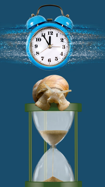 闹钟的图像，粒子从闹钟上分离，形成流。时间的分散和沙漏上的蜗牛。图片下载