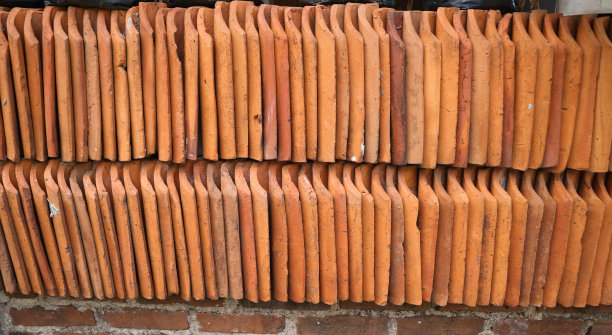一排排一堆堆的瓦片为房子的屋顶整齐地排列着图片下载