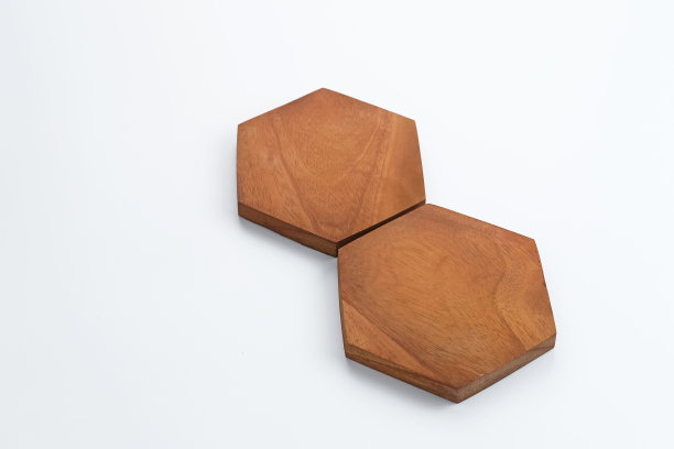 白色背景上的空六边形木头。年代图片下载