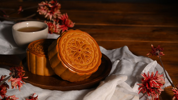 中国传统的中秋月饼和茶放在质朴的木桌上。图片下载