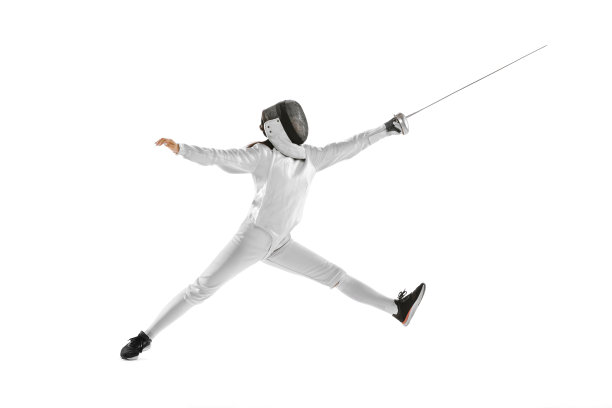 动态肖像女性击剑运动员在运动服装与剑手训练孤立在白色背景。运动，青春，健康的生活方式，成就。图片下载