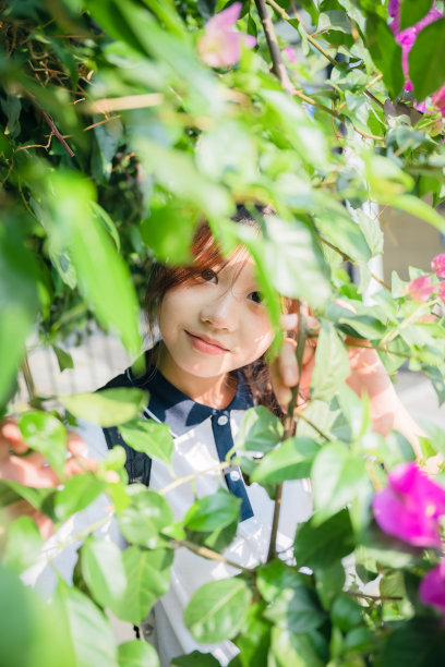 花下的亚洲女孩图片下载