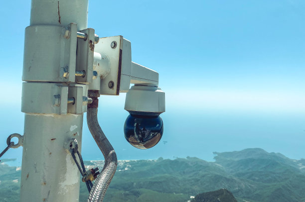 山上的观景台上有摄像机。用于记录人和游客的小型隐蔽摄像机。在公共场所保持秩序图片下载