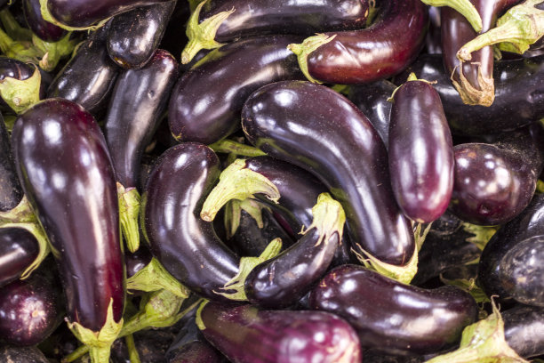 传统集市摊位上出售的茄子图片下载