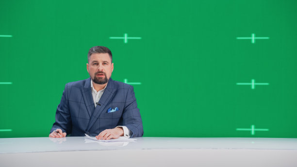 新闻演播室电视现场新闻节目:白人男性主持人报道，绿色屏幕色度关键屏幕画面。有线电视频道主播谈话，倾听。网络传播模型图片下载