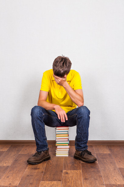 悲伤的年轻人与一本书图片下载
