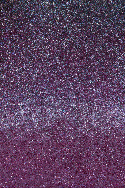 美丽优雅闪亮的紫色奢华面料纹理与闪闪发光的亮片。图片下载