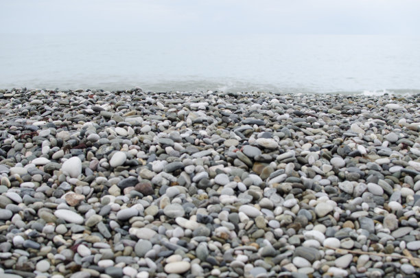 天空，大海和沙滩。美丽的海景，令人惊叹的鹅卵石海岸线。卵石海岸上的波浪。海泡石。冲浪。美丽的海滩。海岸线的特写图片下载