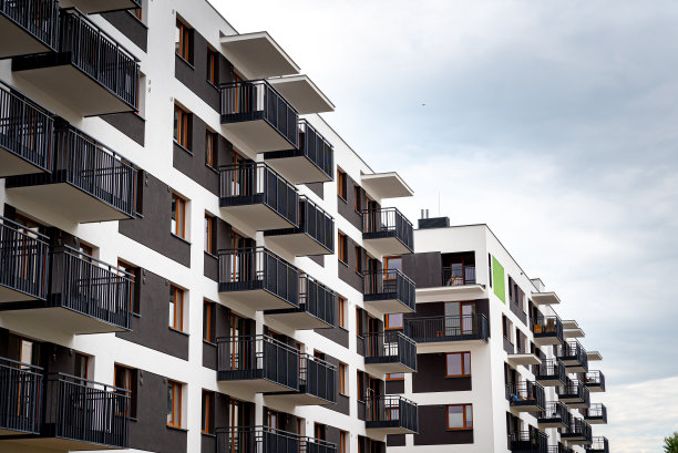 住宅小区的带阳台的现代住宅公寓。新建单位图片下载