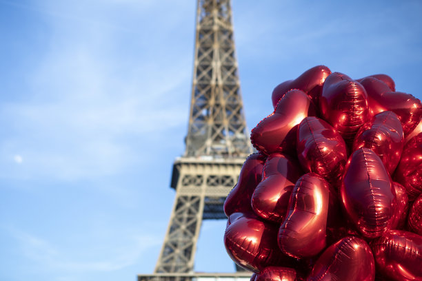 红色的心形气球，远处有埃菲尔铁塔图片下载