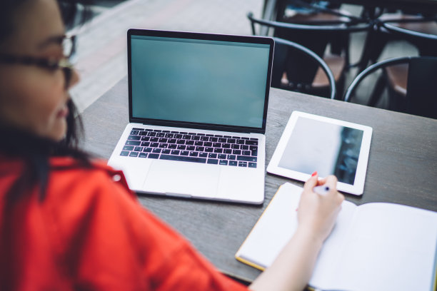 农作物女在工作期间用笔记本电脑做笔记图片下载