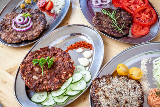 桌子上有很多食物。餐桌上摆满了美味的食物。图片下载
