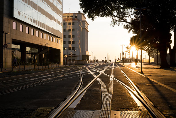 日出时分，空城广场上的电车轨道图片下载