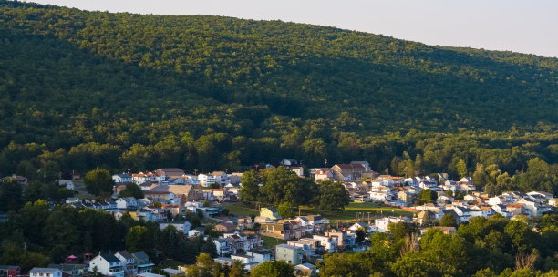 奈斯奎霍宁，宾夕法尼亚州卡本县阿巴拉契亚山脉的一个小镇。小镇被群山环绕的高角度全景远眺。图片下载