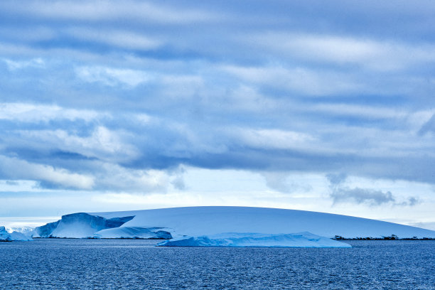 南极洲的冰山景观图片下载