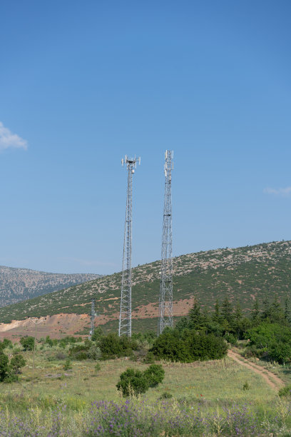 森林环境中5g网络带天线的通信塔图片下载