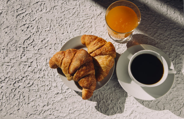 桌上有美味的早餐、咖啡和羊角面包图片下载