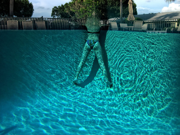 部分水下景色美丽的年轻女子清新的游泳池图片下载