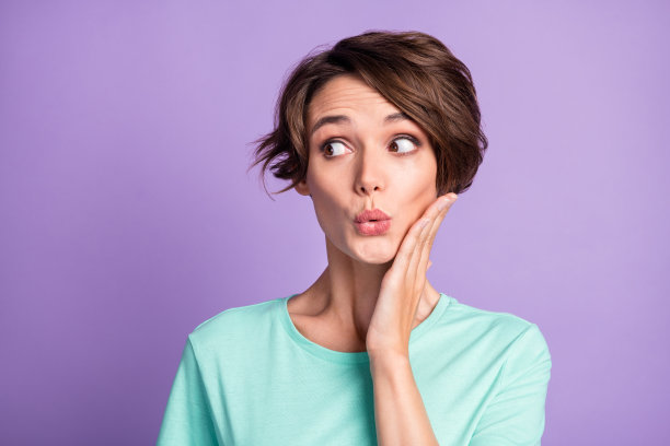 特写照片迷人的印象女士手臂上的脸看空空间蓝绿色的装备孤立在紫色的背景图片下载