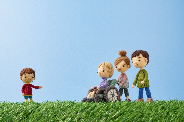 小巧可爱的Amigurumi娃娃在白色背景。护理图片下载