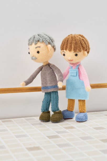 小巧可爱的Amigurumi娃娃在白色背景。护理图片下载