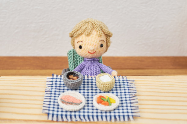 小巧可爱的Amigurumi娃娃在白色背景。护理图片下载