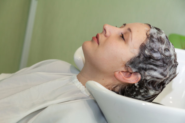 在美容院为一位妇女洗头图片下载