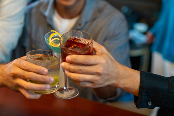 一群帅哥一起在酒吧参加夜生活聚会。图片下载