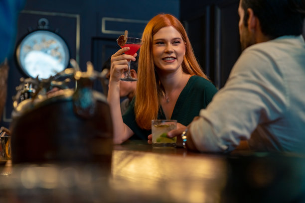 一群人在豪华酒吧享受夜生活。图片下载