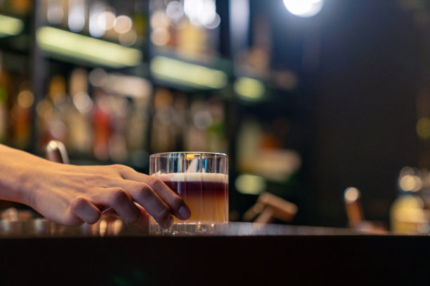 在豪华酒吧的吧台为顾客准备鸡尾酒。图片下载