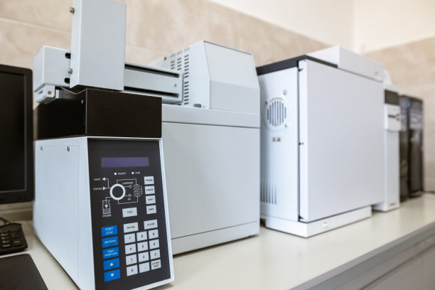 气相色谱仪系统与头部空间采样器。该系统为中小型实验室提供了可靠的性能。用于食品生产工厂的产品质量控制的实验室设备。图片下载