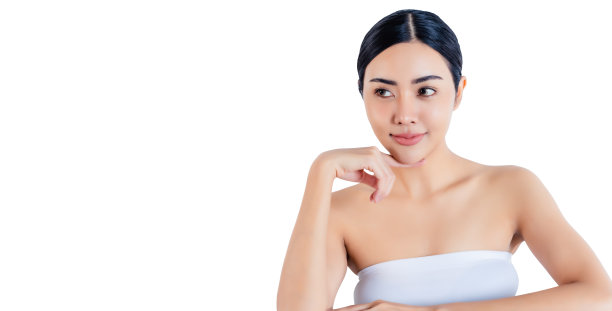 美丽年轻的亚洲女性与清洁清新健康的皮肤在白色的背景和复制空间面部护理美容美容和水疗美丽的亚洲女孩肖像她抬头复制空间图片下载