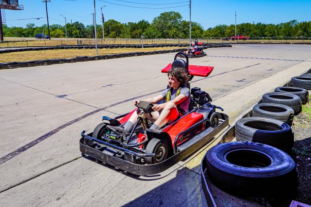 Teen Boy & Senior Man Race卡丁车，拷贝空间图片下载