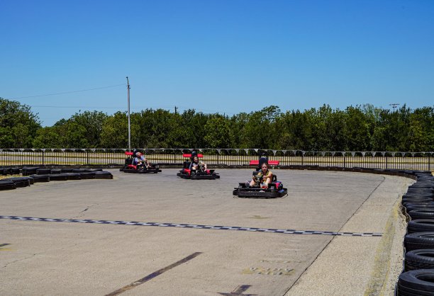 十几岁的女孩赛跑哥哥和爷爷在卡丁车，拷贝空间图片下载