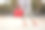 时尚的女人与时尚的皮包在城市街道，特写图片下载