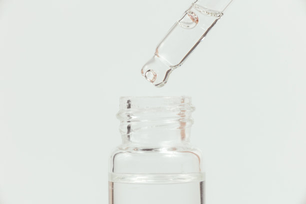 在浅色背景上放一个玻璃瓶的移液器。图片下载