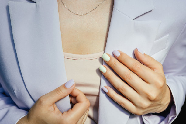 美丽的紫色美甲在紫色的背景图片下载