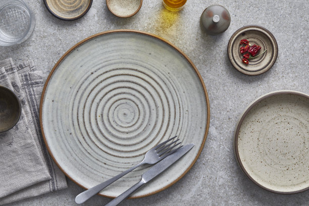 灰色花岗岩桌子上的空瓷盘图片下载