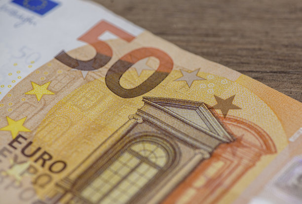 50欧元(纸币)放在木桌上图片下载