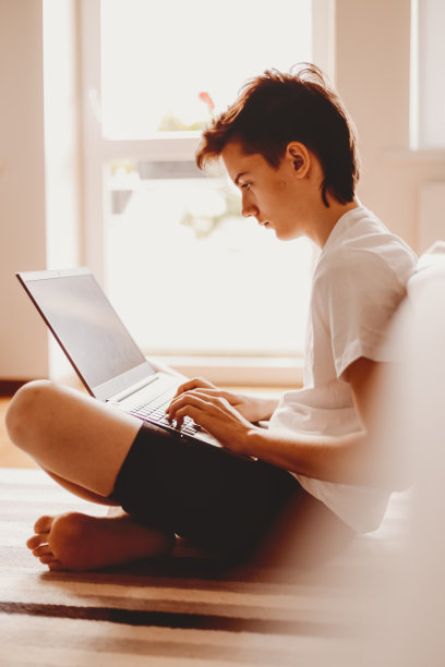 青少年用笔记本电脑工作。图片下载