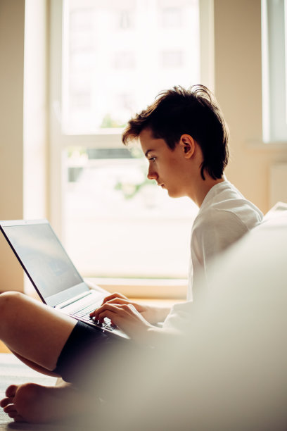 青少年使用笔记本电脑。图片下载