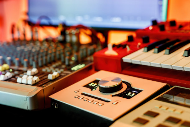 音乐工作室的音响设备。混音器上的滑块。图片下载