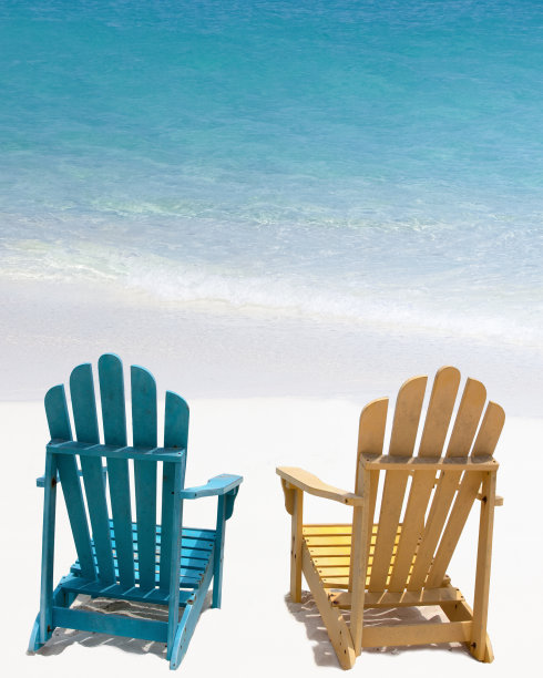 加勒比海岸白色沙滩上的两把木制沙滩椅图片下载