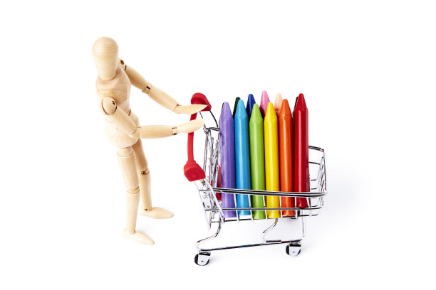 购物车里的彩色蜡笔，由Dummy推着。工作室的概念图片下载