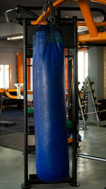 有健身或健美概念背景。旧铁哑铃在健身房灰色的水泥地板上的产品照片。从上面拍摄，有很多复制空间的俯视图图片下载