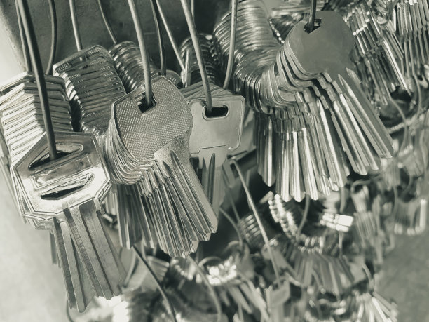 许多钥匙链的复制钥匙在锁匠商店。图片下载