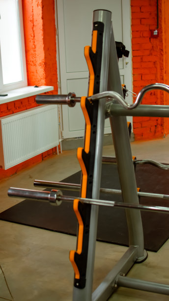 有健身或健美概念背景。旧铁哑铃在健身房灰色的水泥地板上的产品照片。从上面拍摄，有很多复制空间的俯视图图片下载