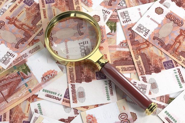 用经典的放大镜检查俄罗斯卢布的真伪。3 d渲染。图片下载